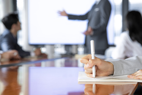 关税调整跨境电商秒变爆单现场 外贸企业连夜赶工应对爆单潮